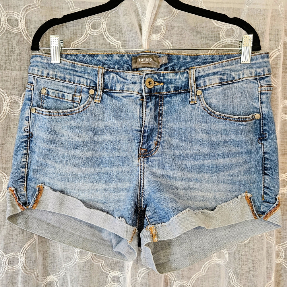 Torrid Light Wash Denim Roll-Cuff Shorts - Light Blue Size 12